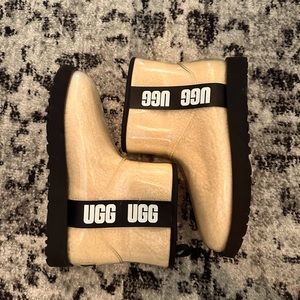 UGG Women’s classic clear mini boot.